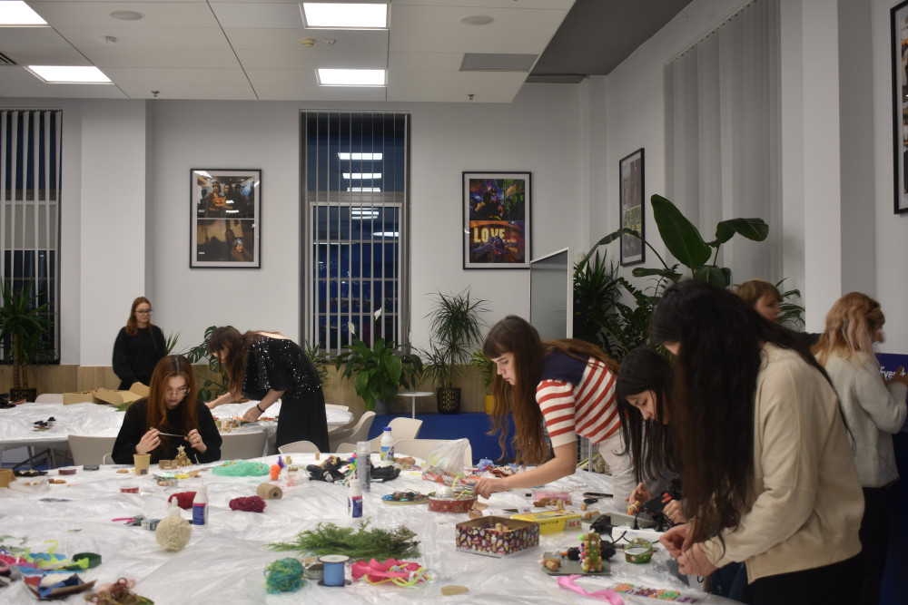 relacja z warsztatów "Ecoozdoby z korków"