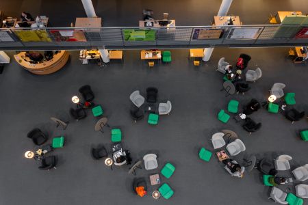 Zdjęcie wnętrza Biblioteki Głównej wykonane w góry: fotele, lampy, stoliki