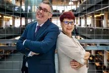 Dyrektorzy Grażyna Jaśkowiak i Roman Tabisz w przestrzeni Biblioteki Głównej UG