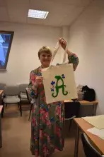 Uczestniczka warsztatów z torbą 