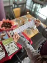 BUGlentynki w Bibliotece Głównej - II edycja. Na zdjęciu uczestniczka konkursu czyta pytanie.