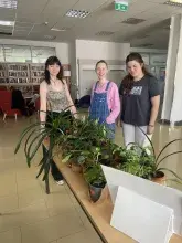 „Poczuj miętę do BUG – adoptuj roślinę”. Druga edycja już za nami! Na zdjęciu studentki biorące udział w wydarzeniu