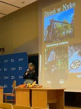 Patrycja Laskowska z Oddziału Promocji o rekonstrukcji historycznej podczas konferencji „Rekonteksty”