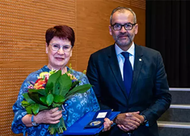 Medal UG dla Dyrektor Grażyny Jaśkowiak