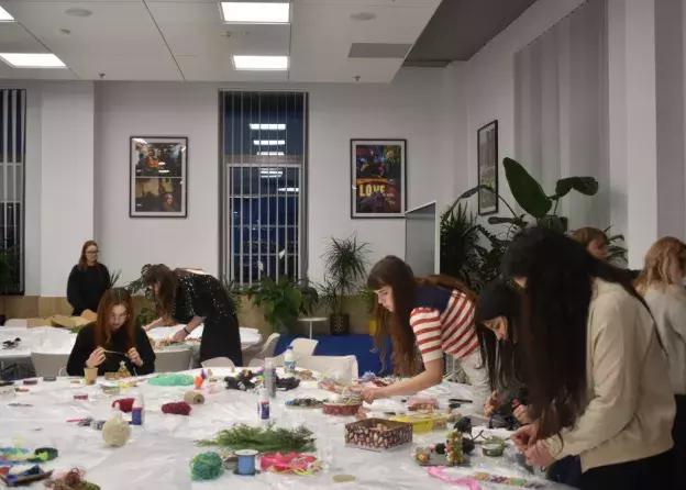 Świąteczna integracja przy rękodziele – relacja z warsztatów "Ecoozdoby z korków"